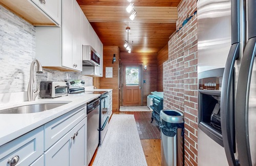 Rye Casa | Updated seaside home near the beach with grill, ocean & beach views, AC, porch