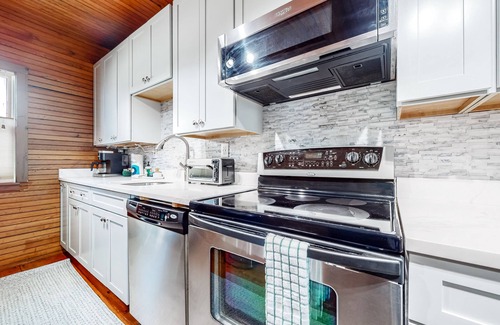 Rye Casa | Updated seaside home near the beach with grill, ocean & beach views, AC, porch