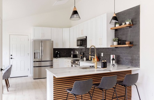 Castle Rock Casa | Updated & Spacious 5-bedroom house with Views of the Rock and Mountains