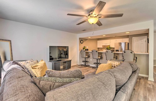 Valparaiso Casa | Updated Townhome w/ Deck ~ 12 Mi to Beaches!