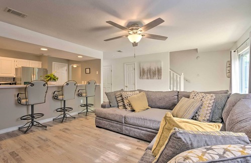 Valparaiso Casa | Updated Townhome w/ Deck ~ 12 Mi to Beaches!