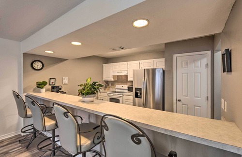 Valparaiso Casa | Updated Townhome w/ Deck ~ 12 Mi to Beaches!