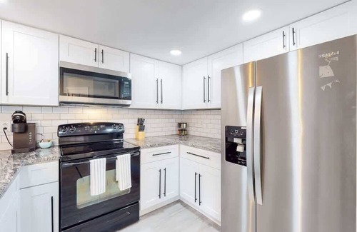 Aurora Hills Casa | Updated Two + loft Bed with Three King Beds, Loft & Two Baths, Corporate Housing