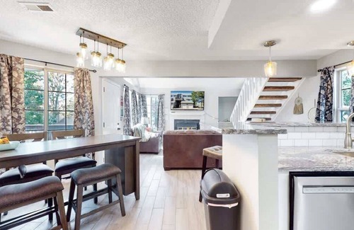 Aurora Hills Casa | Updated Two + loft Bed with Three King Beds, Loft & Two Baths, Corporate Housing