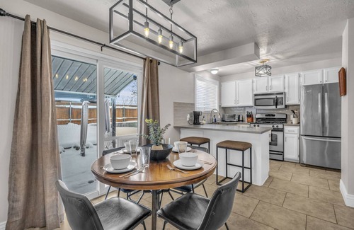 Sandy Casa | Updated Urban Retreat: Sleeps 9, Free Ski Rental, Near Ski Resorts, Pet Friendly, Spacious Backyard!