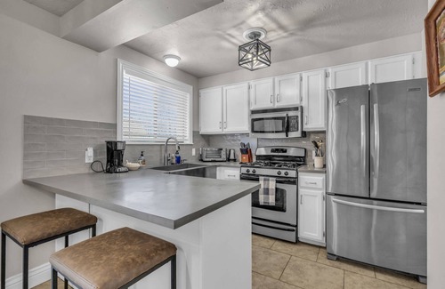 Sandy Casa | Updated Urban Retreat: Sleeps 9, Free Ski Rental, Near Ski Resorts, Pet Friendly, Spacious Backyard!