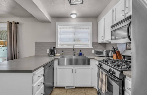 Sandy Casa | Updated Urban Retreat: Sleeps 9, Free Ski Rental, Near Ski Resorts, Pet Friendly, Spacious Backyard!
