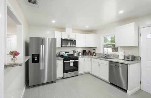 Fresno Casa | Upgraded 2Bed/1B on Quiet Street w. Easy Access to US99