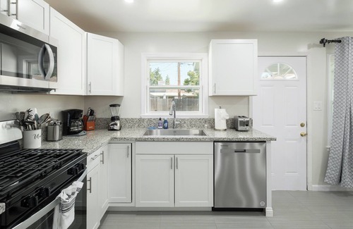 Fresno Casa | Upgraded 2Bed/1B on Quiet Street w. Easy Access to US99