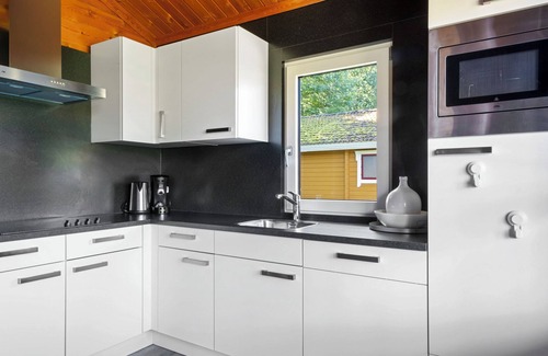 Municipality of Hardenberg Casa | Upgraded 4-person bungalow with dishwasher, washing machine and veranda at park ’t Hooge Holt, near Gramsbergen and playgrounds.