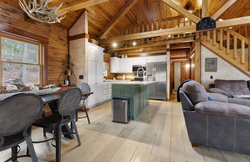 Rogers Cabina | Upgraded Cabin + Guest house on the lake! *hot tub*