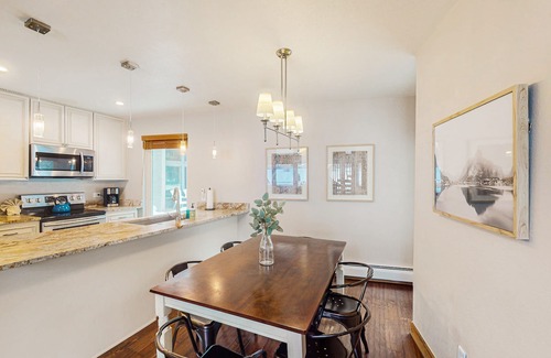 Eagle-Vail Condominio | Condominio actualizado con grandes ventanas, golf en el lugar, tenis compartido y baloncesto
