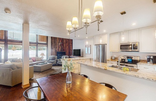 Eagle-Vail Condominio | Condominio actualizado con grandes ventanas, golf en el lugar, tenis compartido y baloncesto