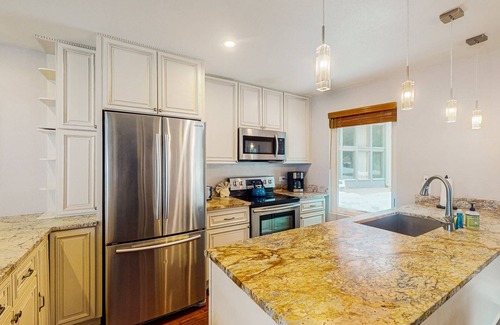 Eagle-Vail Condominio | Condominio actualizado con grandes ventanas, golf en el lugar, tenis compartido y baloncesto