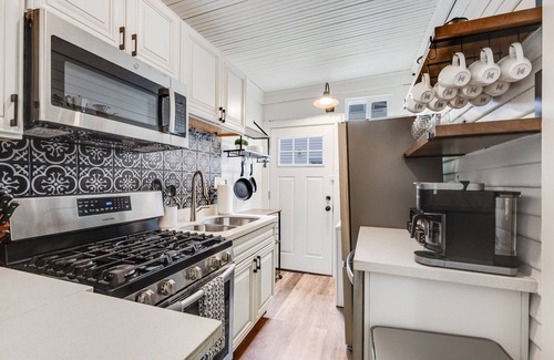 University District Casa | Upgraded Historical Gem 5BR/4Ba/with AC in U District