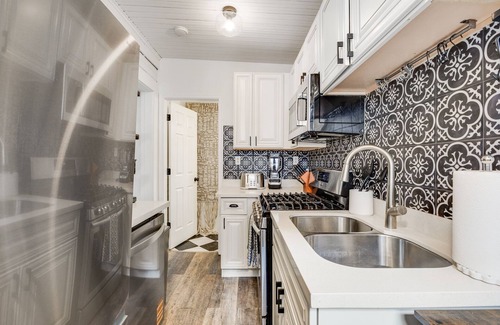 University District Casa | Upgraded Historical Gem 5BR/4Ba/with AC in U District