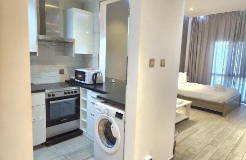 Discovery Gardens Apartamento | Upgraded studio close to Metro