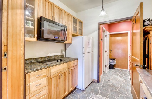Berry Glenn Apartamento | Loft de dos pisos actualizado con vistas a la montaña y chimenea de gas