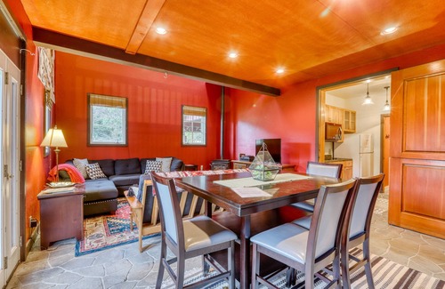 Berry Glenn Apartamento | Loft de dos pisos actualizado con vistas a la montaña y chimenea de gas