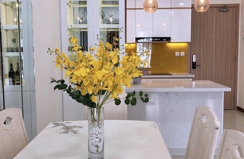 District 10 Apartamento | Uphoenix Home- Warm 2BR Apartment at HaDo Centrosa Garden with city view