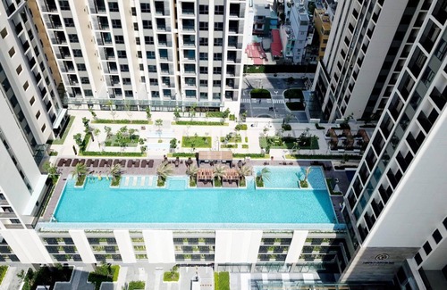 District 10 Apartamento | Uphoenix Home- Warm 2BR Apartment at HaDo Centrosa Garden with city view