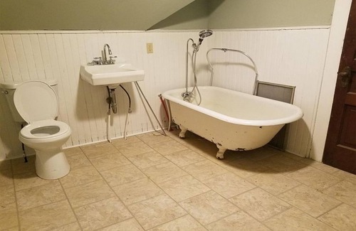 Black Rock Casa | Upper (1 bedroom) unit located near Buffalo state college