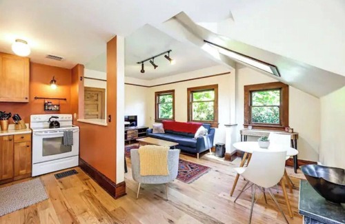 Phinney Ridge Apartamento | Upper Apartment in Classic Craftsman Home Duplex
