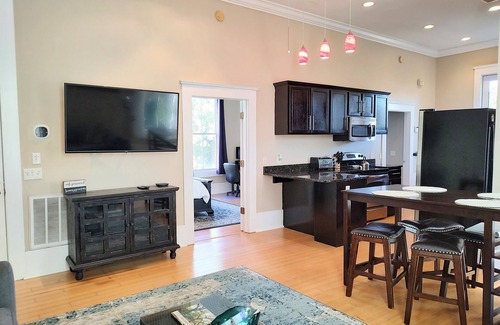 Cuyler - Brownsville Condominio | Upper Deck: Charming Modern 2nd floor 2bdrm condo in Starland area of Savannah.