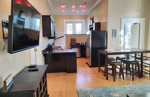 Cuyler - Brownsville Condominio | Upper Deck: Charming Modern 2nd floor 2bdrm condo in Starland area of Savannah.