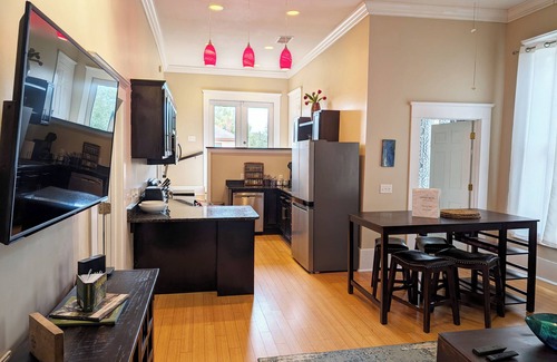 Cuyler - Brownsville Condominio | Upper Deck: Charming Modern 2nd floor 2bdrm condo in Starland area of Savannah.