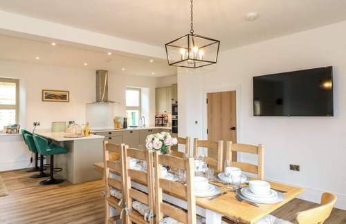 Hulme End Cabaña | UPPER HURST FARMHOUSE, family friendly, with hot tub in Hartington