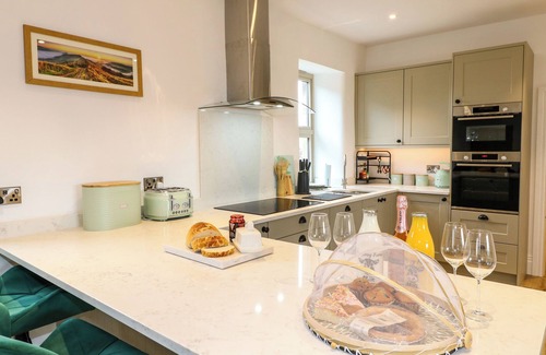 Hulme End Cabaña | UPPER HURST FARMHOUSE, family friendly, with hot tub in Hartington