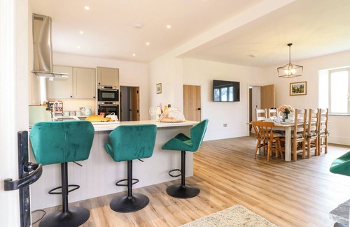 Hulme End Cabaña | UPPER HURST FARMHOUSE, family friendly, with hot tub in Hartington