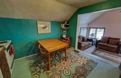 Suttons Bay Apartamento | Upper Level Loft in Downtown Suttons Bay Across the Street From Beach and Marina