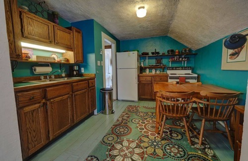 Suttons Bay Apartamento | Upper Level Loft in Downtown Suttons Bay Across the Street From Beach and Marina