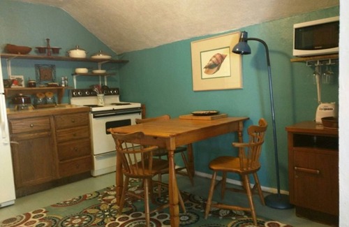 Suttons Bay Apartamento | Upper Level Loft in Downtown Suttons Bay Across the Street From Beach and Marina