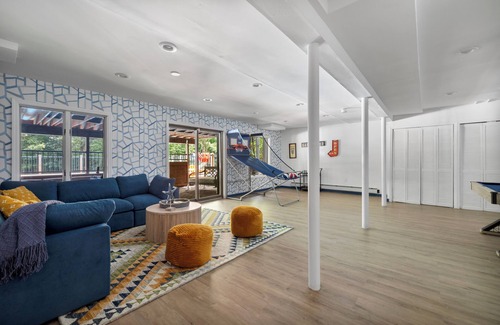 Airmont Casa | Upper Saddle River Resort w Pool, Hot Tub & Lake