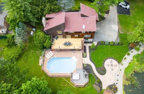 Airmont Apartamento | Upper Saddle River Resort w Pool, Hot Tub & Lake