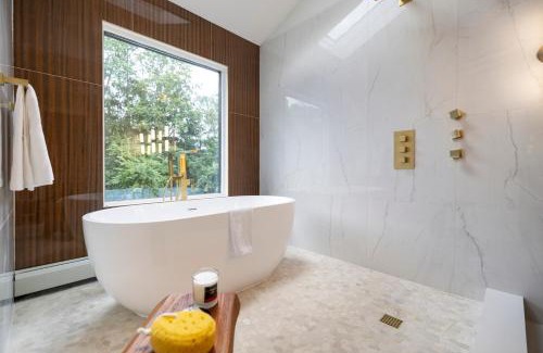 Airmont Apartamento | Upper Saddle River Resort w Pool, Hot Tub & Lake