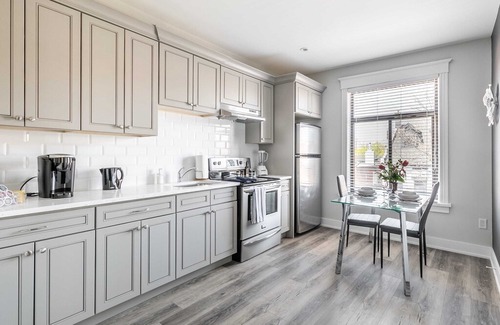 Central Hamilton Apartamento | Upscale 1BR with King Bed - Boutique Apartment - PRIME Location!