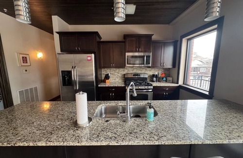 Columbia Apartamento | Upscale 2-bedroom luxury loft in vibrant downtown Columbia, MO