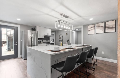 Shadyside Apartamento | Upscale 2 Story Apartment w/8 beds| Free Parking