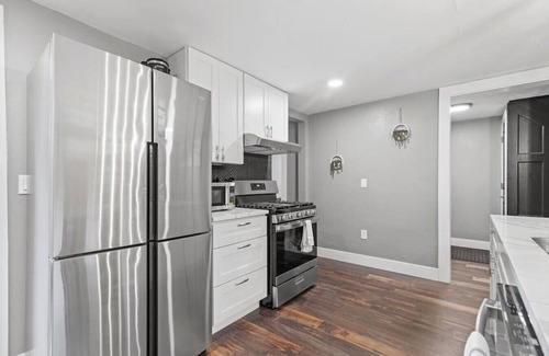 Shadyside Apartamento | Upscale 2 Story Apartment w/8 beds| Free Parking