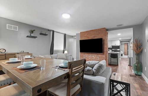 Shadyside Apartamento | Upscale 2 Story Apartment w/8 beds| Free Parking