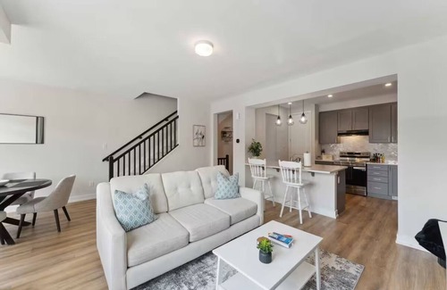 Ottawa Division Casa | Upscale 2BED | Central Barrhaven