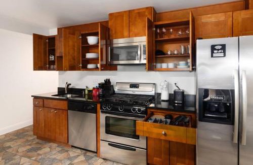 Bloomingdale Apartamento | Upscale 2BR Apartment with Patio