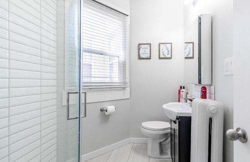 Central Hamilton Apartamento | Upscale 2BR Apt w King Bed & Netflix