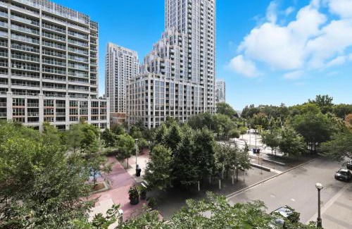 Fort York Apartamento | Upscale 2BR Condo Downtown TO Gem w Parking