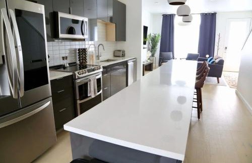 Central East Austin Apartamento | Upscale 2BR Condo w Patio City Views Walk to DT