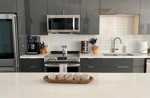 Central East Austin Apartamento | Upscale 2BR Condo w Patio City Views Walk to DT
